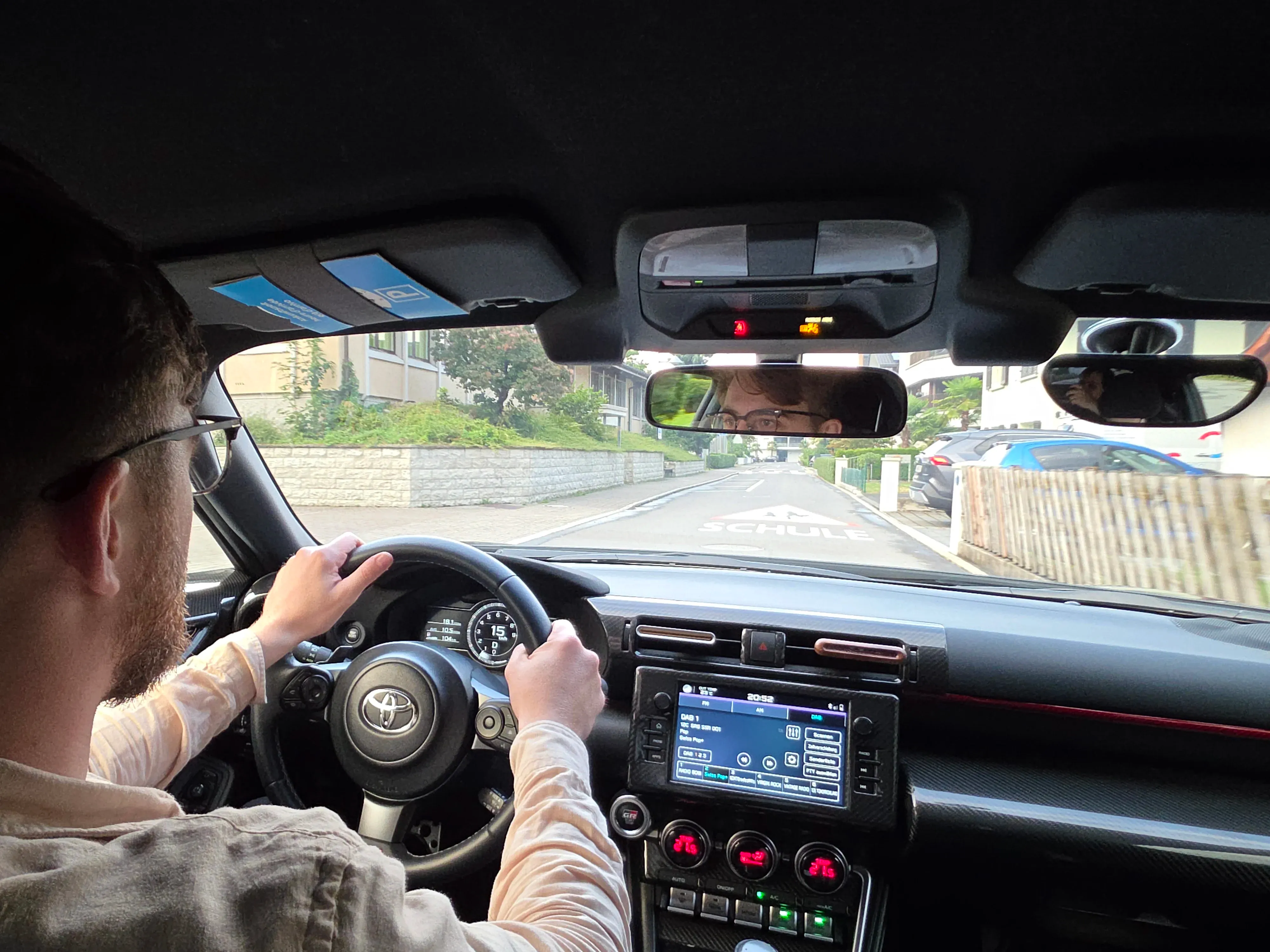 Entspannte Fahrt im ruhigen Quartier im Toyota GR86 bei Initial Drive