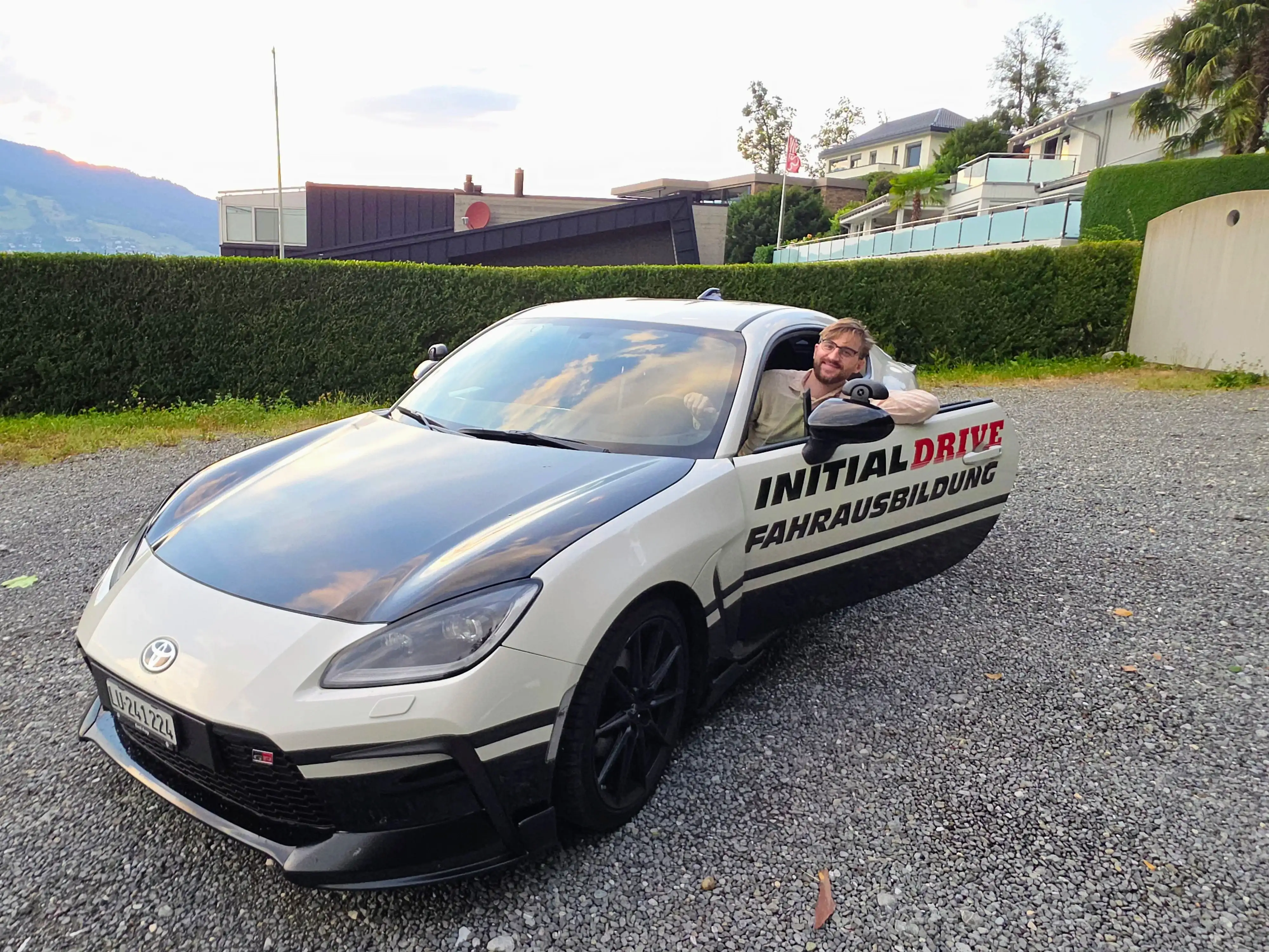 Fahrlehrer Patrik Stadelmann im Toyota GR86 – Initial Drive, Fahrschule mit Sitz in Horw
