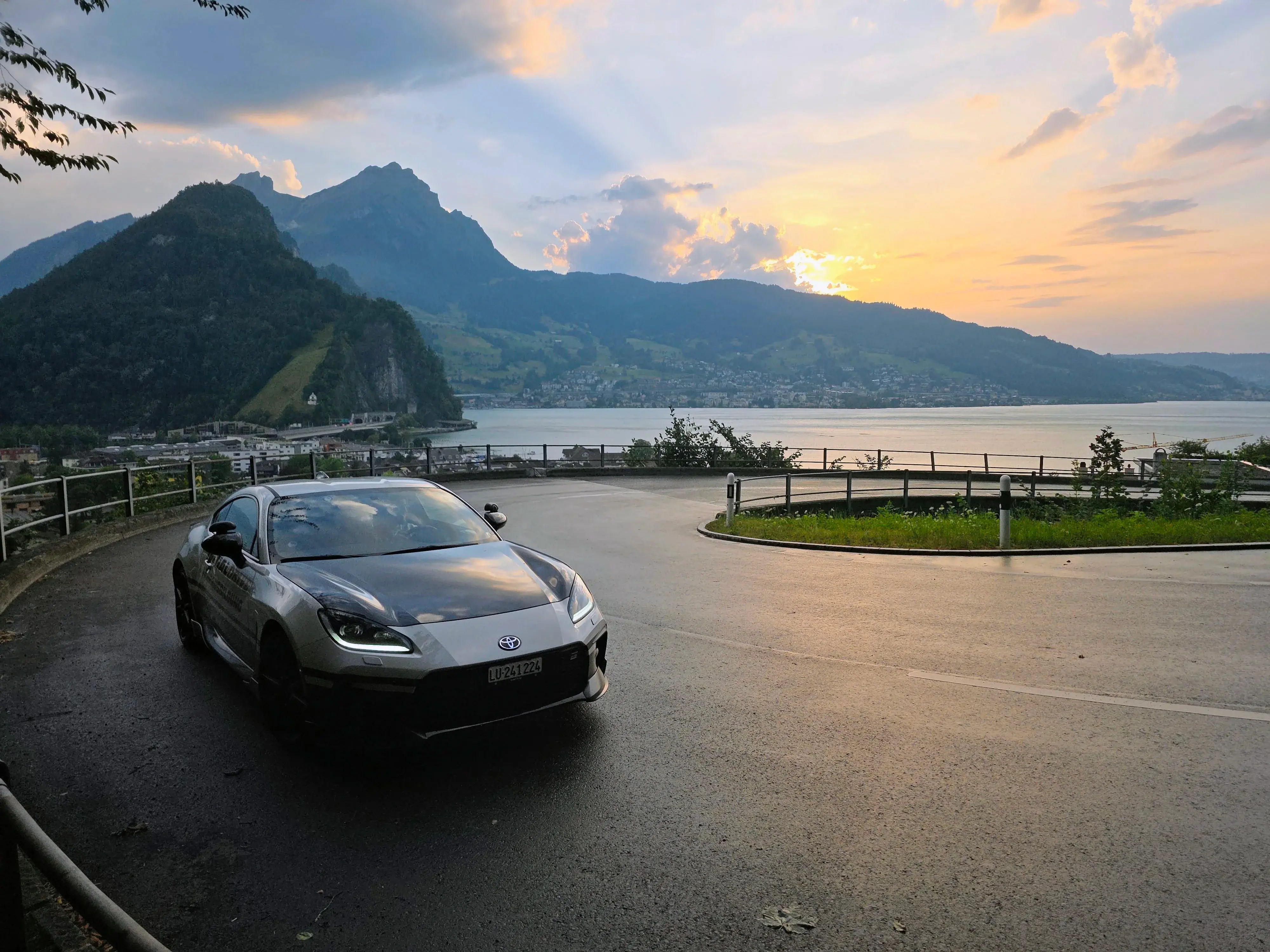 Fahrlehrer Patrik Stadelmann bei einer Fahrstunde im Toyota GR86 – Fahrschule für Nidwalden