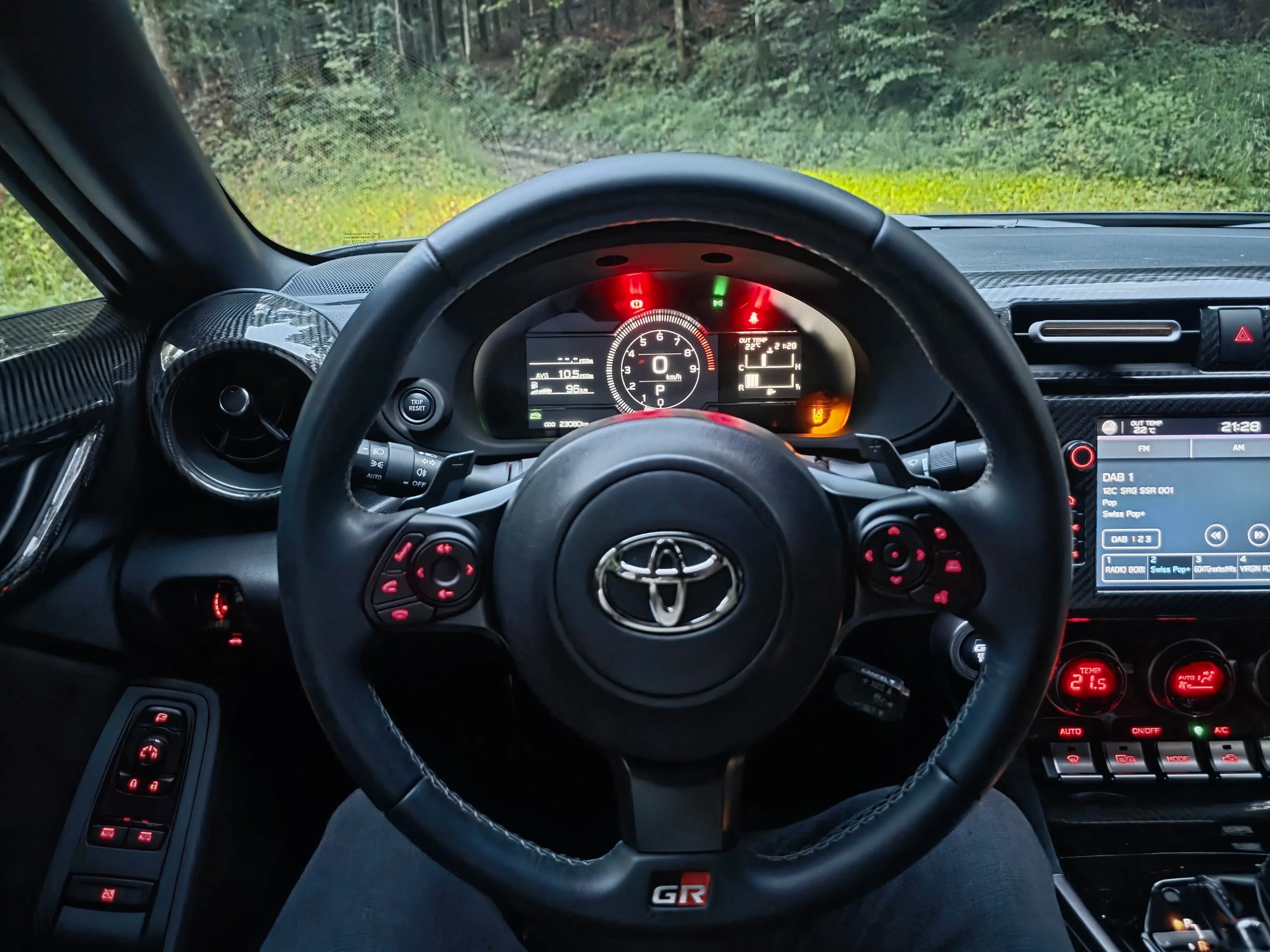 Sportliches Cockpit-Ambiente des Toyota GR86 bei Nacht, Fahrschule Initial Drive