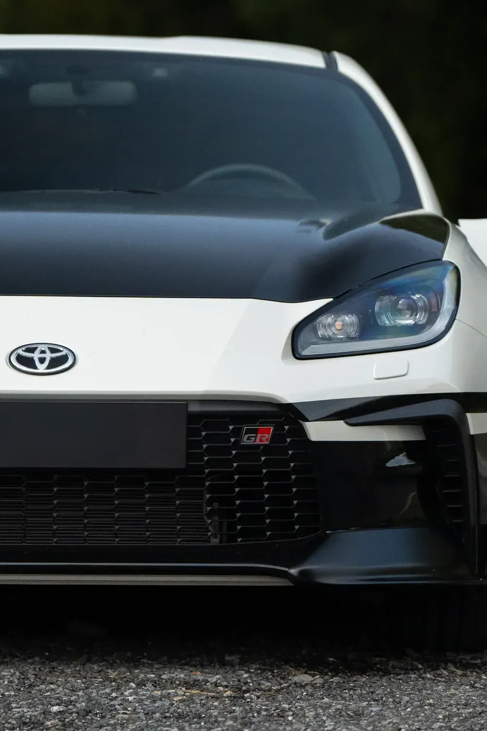 Front des Toyota GR86 von Initial Drive mit Scheinwerfer und Kühlergrill – bereit für deine erste Fahrstunde