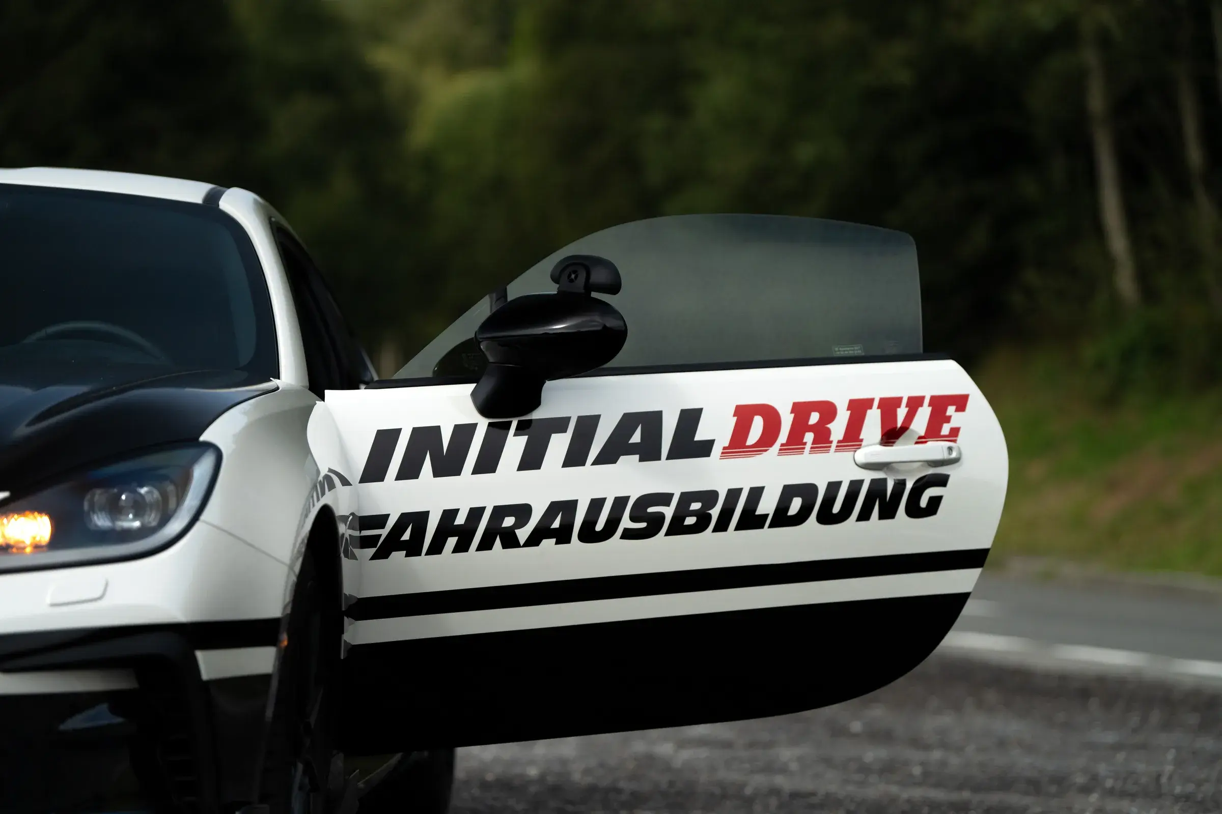 Offene Tür des Toyota GR86 von Initial Drive mit dem Schriftzug Initial Drive Fahrausbildung