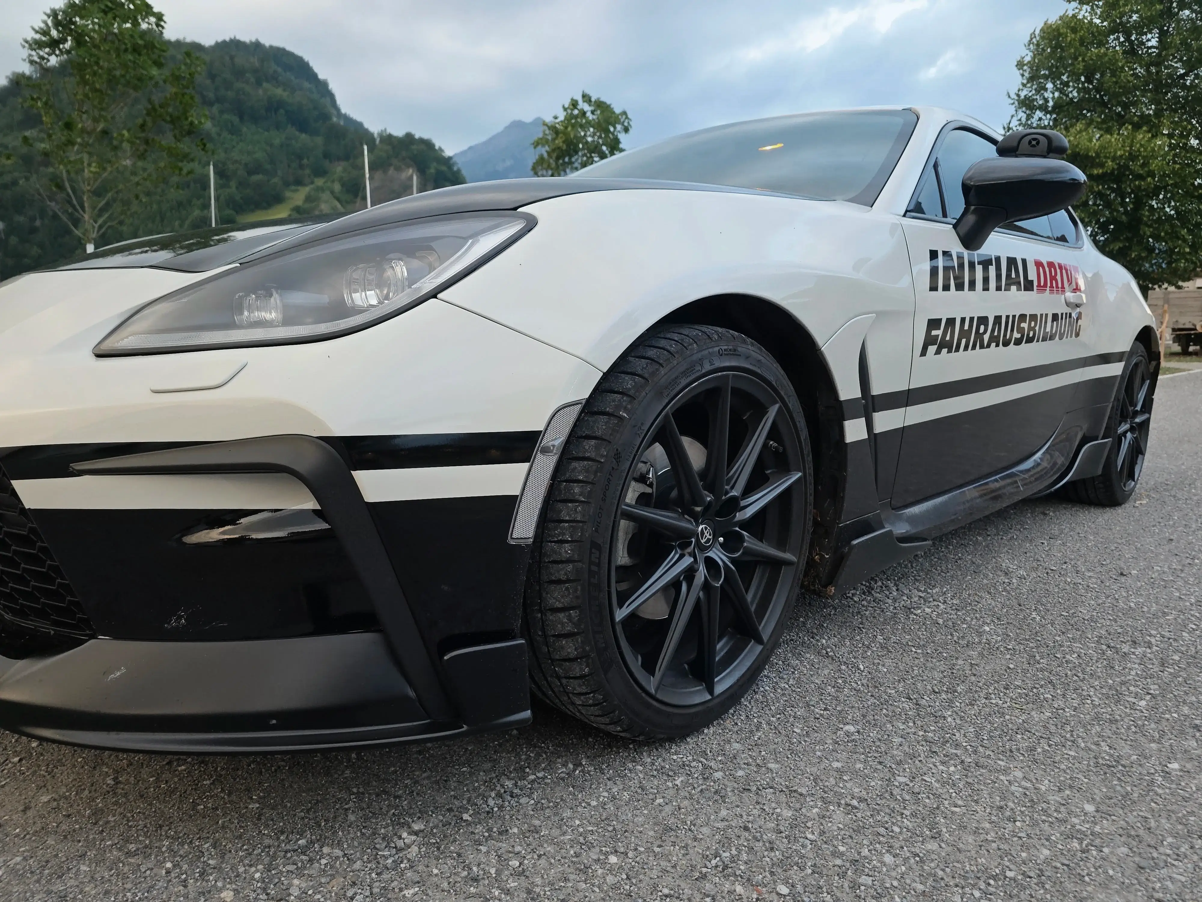 Toyota GR86 der Fahrschule Initial Drive in der Kurve – Fahrstunden ab Kastanienbaum