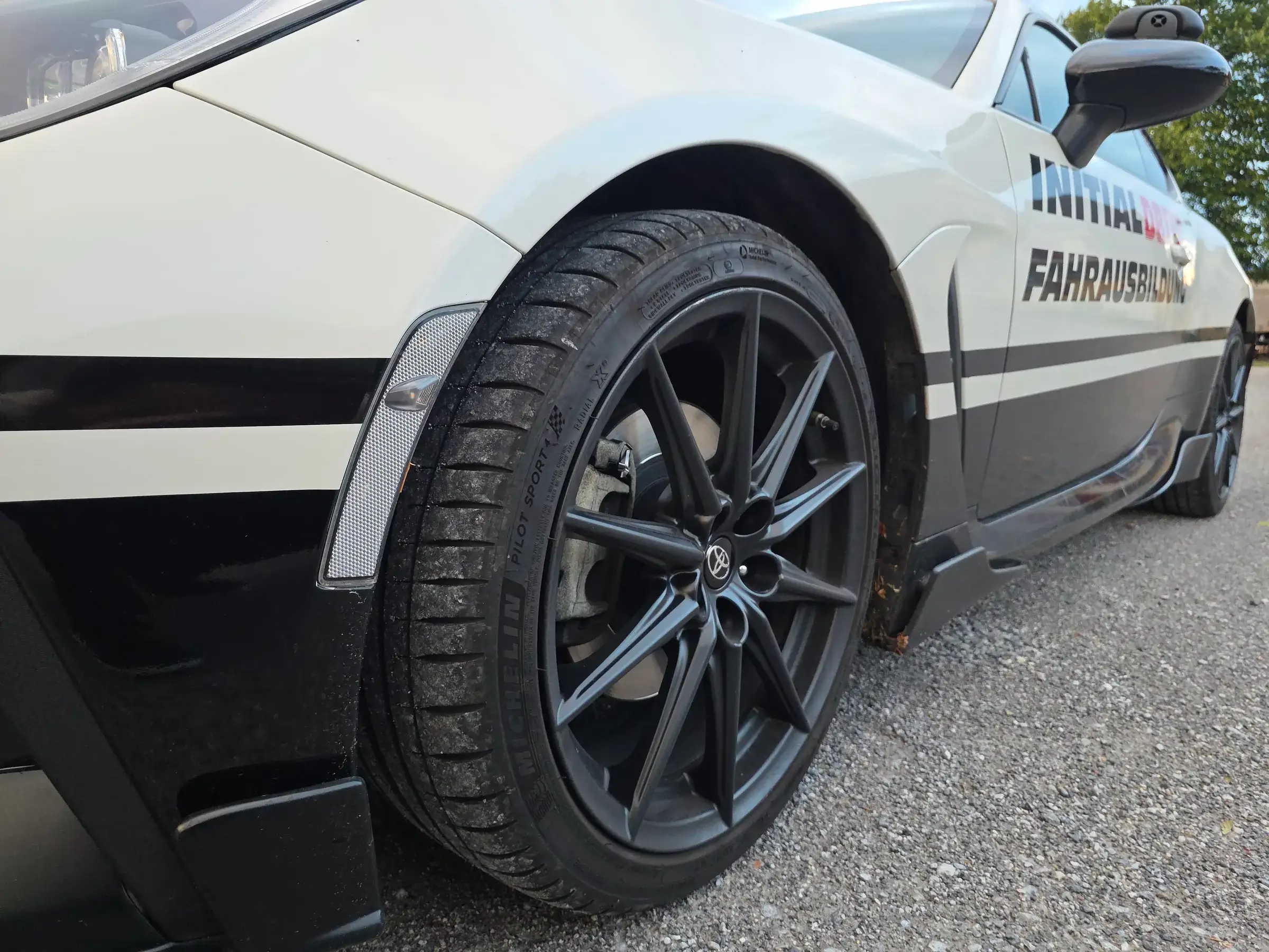 Vorderrad und Felge des Toyota GR86 von Initial Drive in der Nahaufnahme